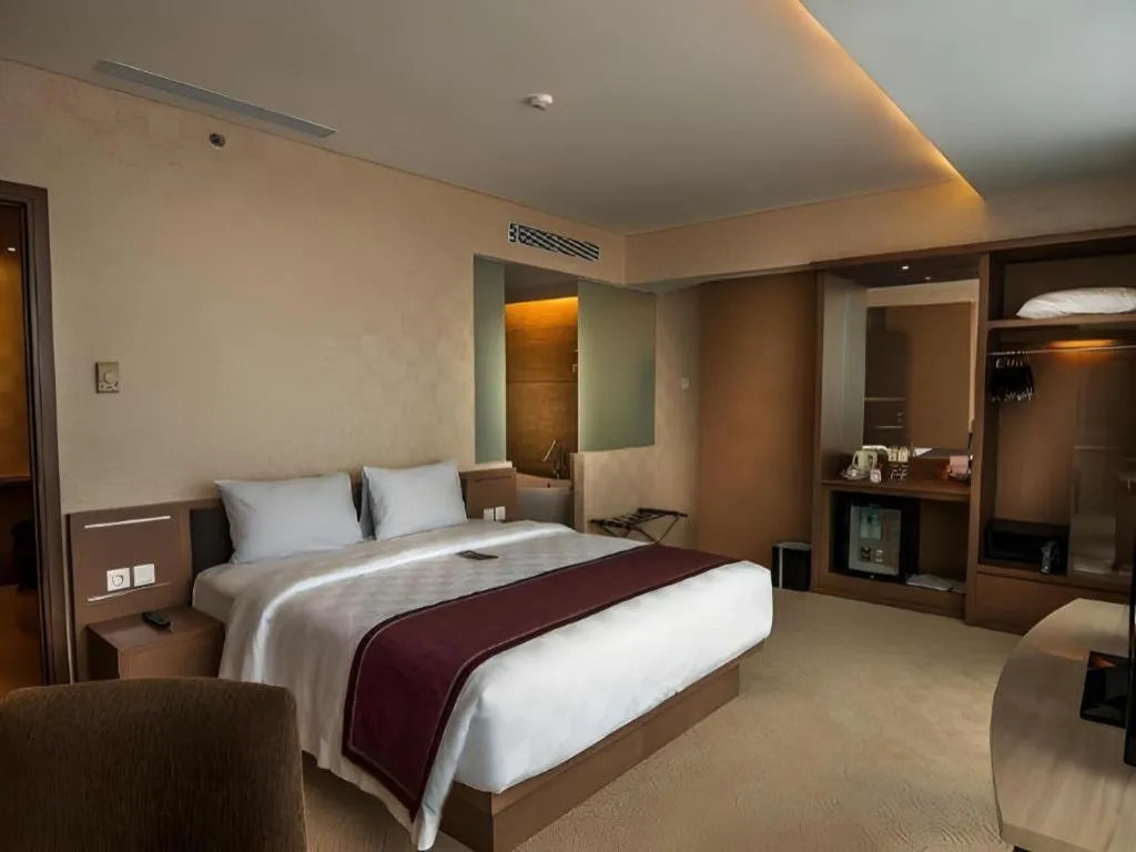 Bed in CLARO Makassar Hotel & Convention
