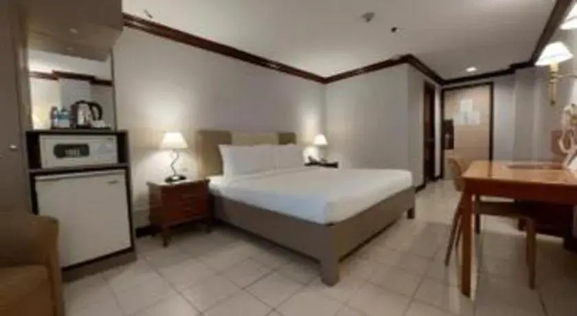 Bed in Las Palmas Hotel de Manila Bed in Las Palmas Hotel de Manila