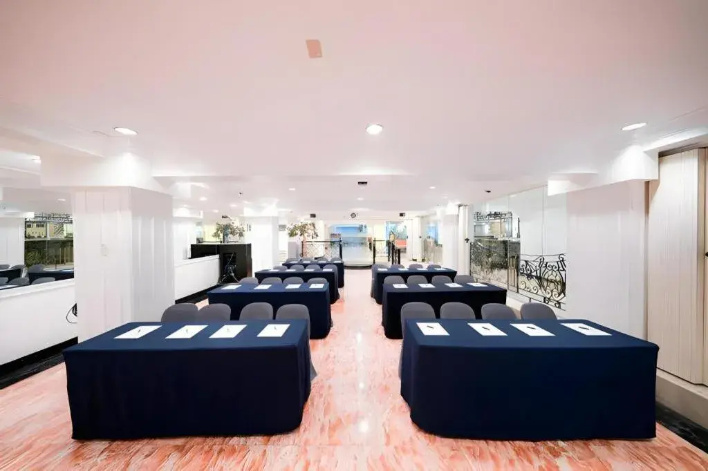 Bed in Las Palmas Hotel de Manila Bed in Las Palmas Hotel de Manila