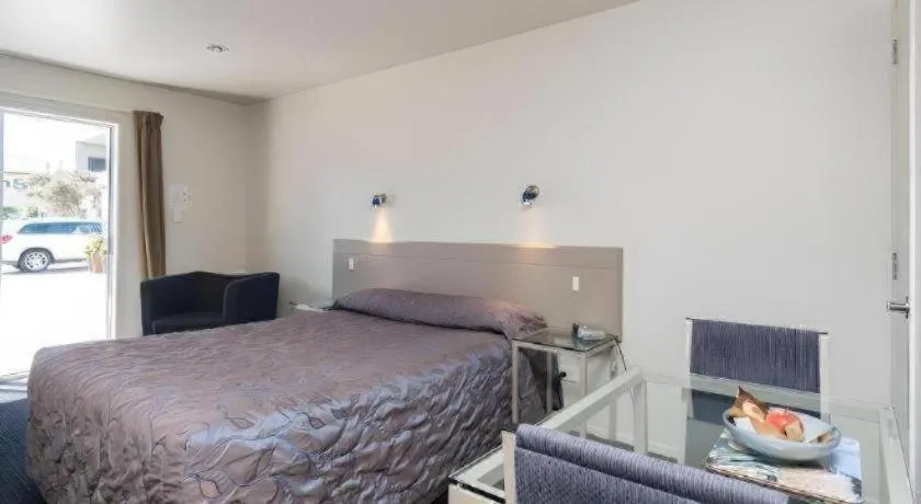 Bed in Hawera Central Motor Lodge