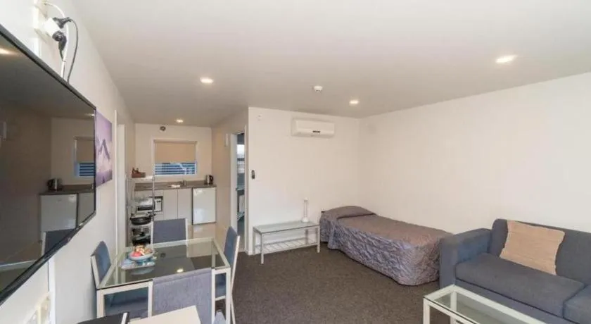 Bed in Hawera Central Motor Lodge