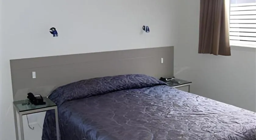 Bed in Hawera Central Motor Lodge