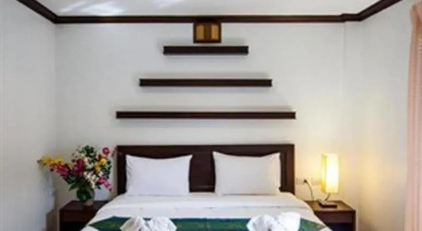 Bed in Triple Rund Place Hotel