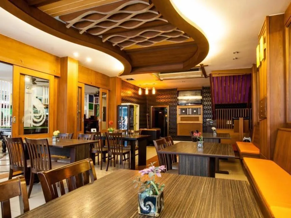 Triple Rund Place Hotel