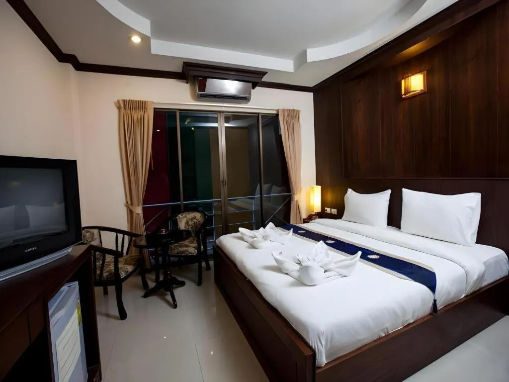 Bed in Triple Rund Place Hotel