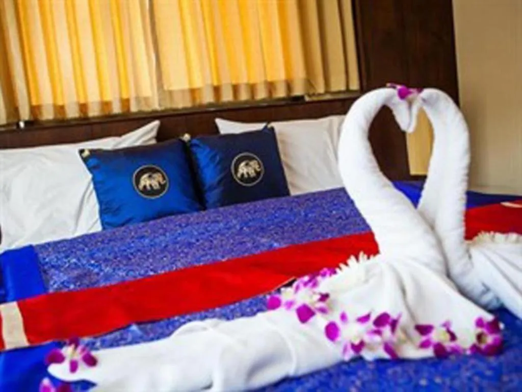 Bed in Triple Rund Place Hotel