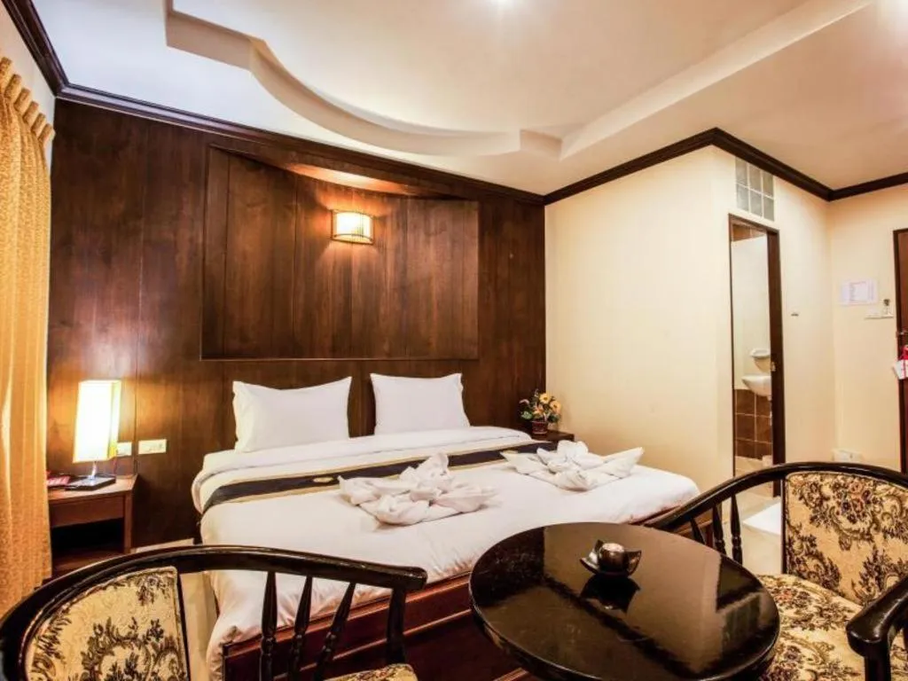 Bed in Triple Rund Place Hotel