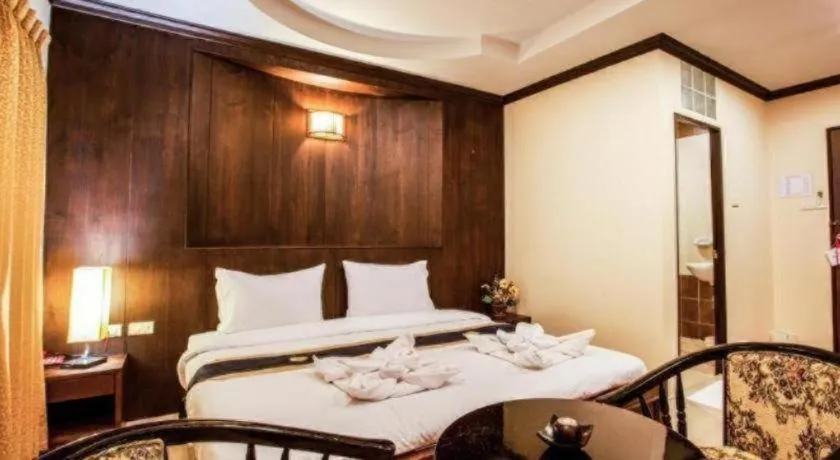 Bed in Triple Rund Place Hotel