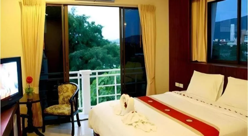 Bed in Triple Rund Place Hotel