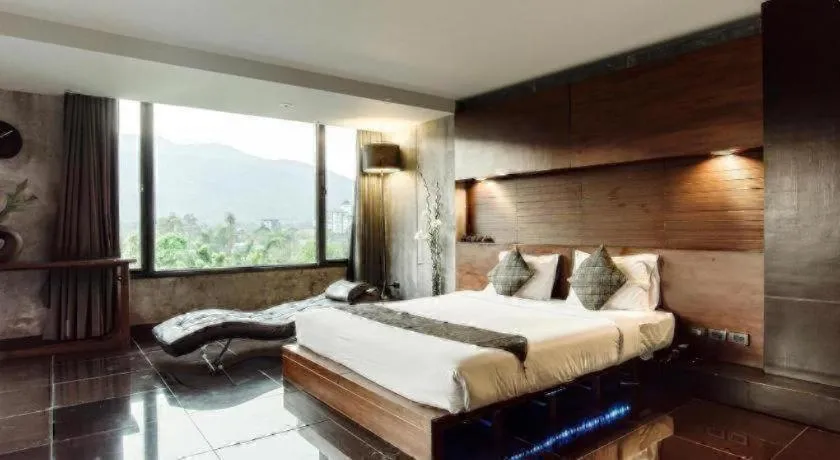 Bed in B2 Black Business and Budget Hotel