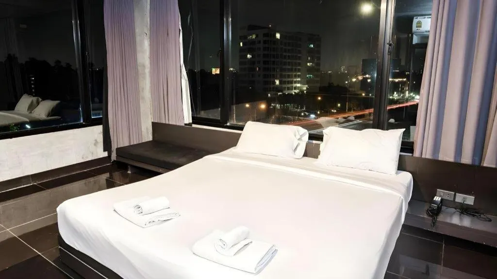 Bed in B2 Black Business and Budget Hotel