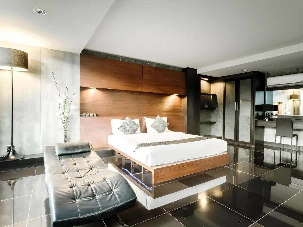 Bed in B2 Black Business and Budget Hotel