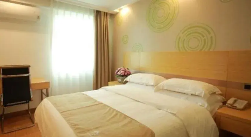Bed in GreenTree Inn Suites HongQiao Airport Branch Bed in GreenTree Inn Suites HongQiao Airport Branch