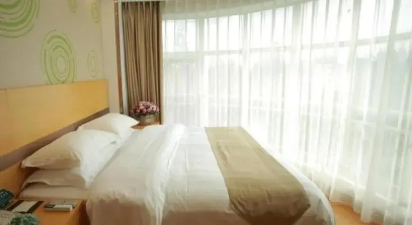 Bed in GreenTree Inn Suites HongQiao Airport Branch Bed in GreenTree Inn Suites HongQiao Airport Branch