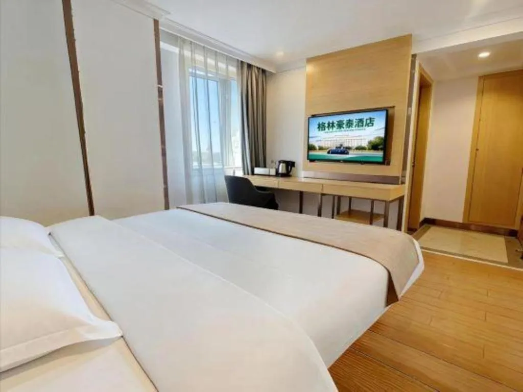 Bed in GreenTree Inn Suites HongQiao Airport Branch