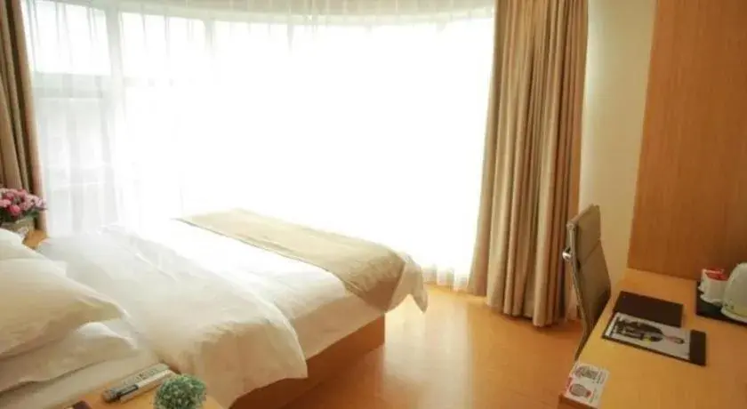 Bed in GreenTree Inn Suites HongQiao Airport Branch Bed in GreenTree Inn Suites HongQiao Airport Branch