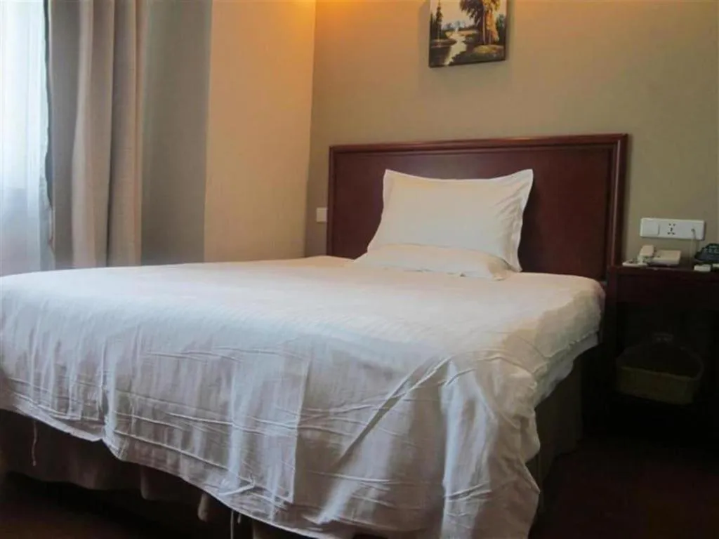 Bed in GreenTree Inn Suites HongQiao Airport Branch
