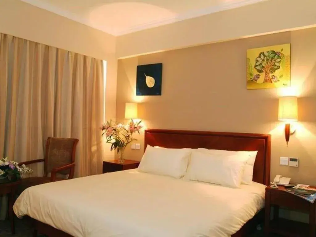 Bed in GreenTree Inn Suites HongQiao Airport Branch Bed in GreenTree Inn Suites HongQiao Airport Branch