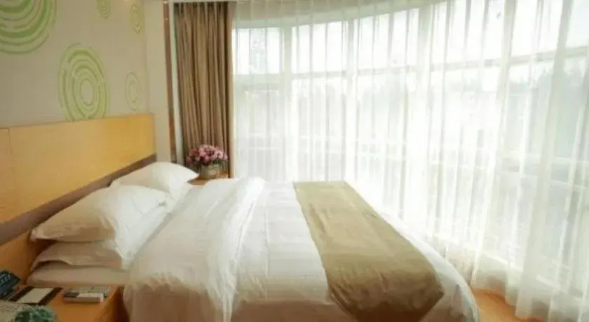Bed in GreenTree Inn Suites HongQiao Airport Branch Bed in GreenTree Inn Suites HongQiao Airport Branch