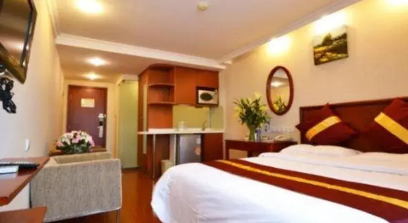 Bed in GreenTree Inn Suites HongQiao Airport Branch Bed in GreenTree Inn Suites HongQiao Airport Branch