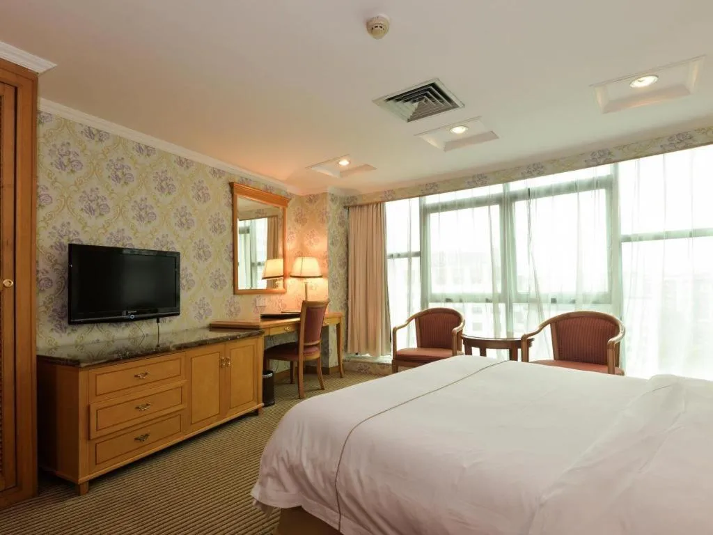 Bed in New Pearl River Hotel