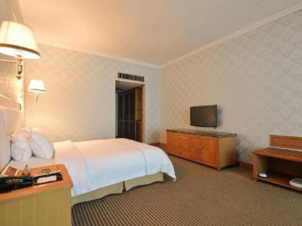Bed in New Pearl River Hotel
