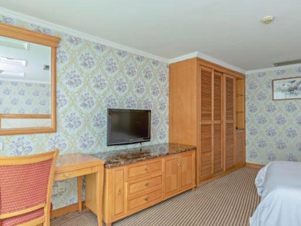 Bed in New Pearl River Hotel