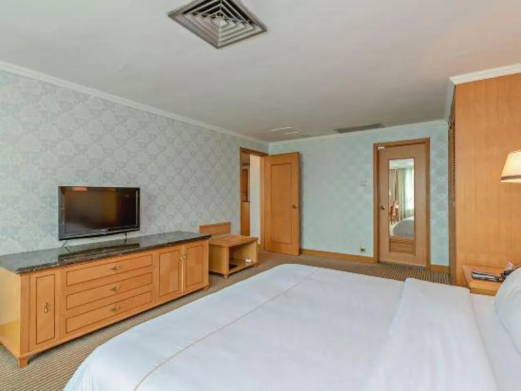 Bed in New Pearl River Hotel