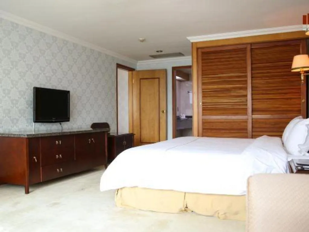 Bed in New Pearl River Hotel