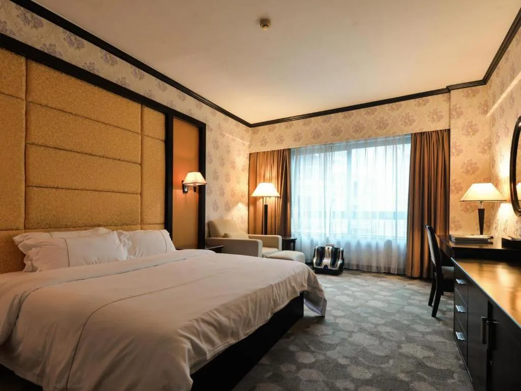 Bed in New Pearl River Hotel