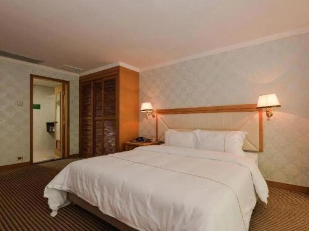 Bed in New Pearl River Hotel