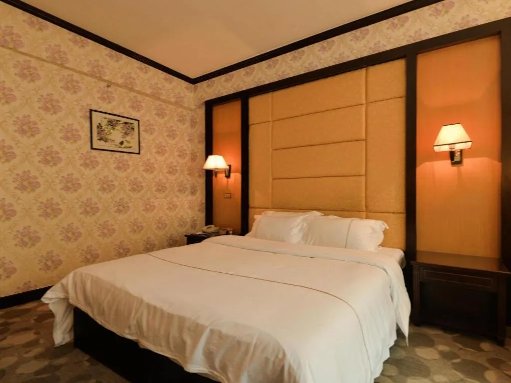 Bed in New Pearl River Hotel