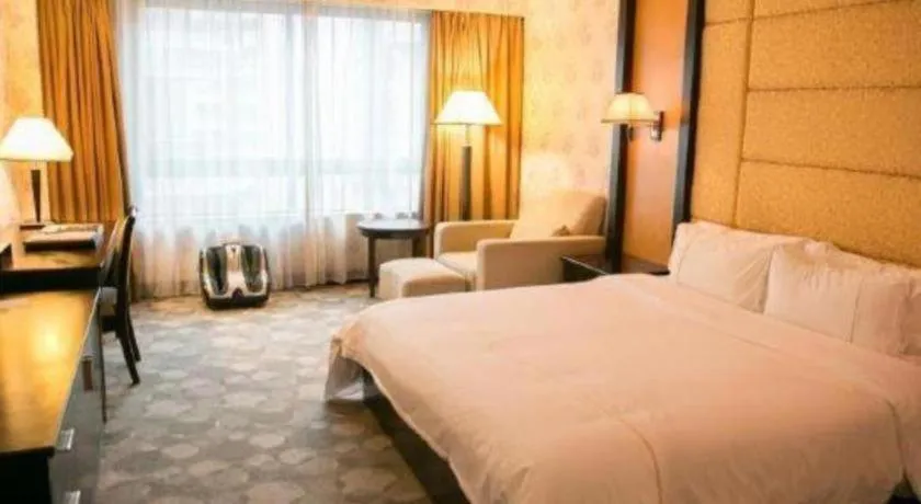 Bed in New Pearl River Hotel