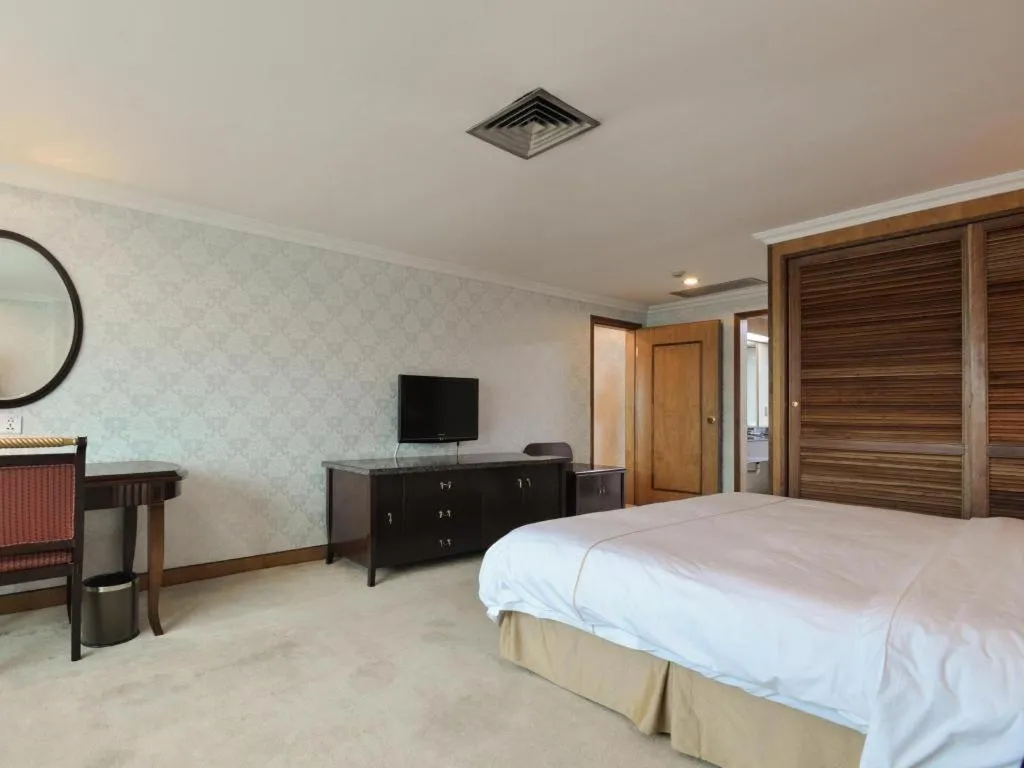 Bed in New Pearl River Hotel