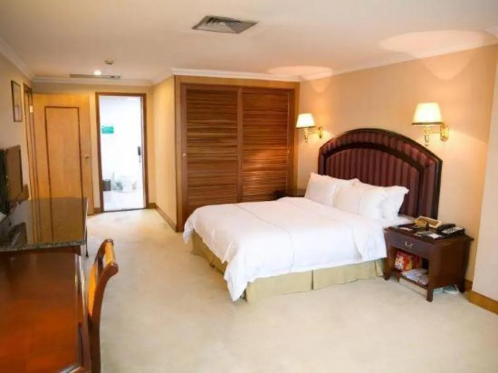 Bed in New Pearl River Hotel
