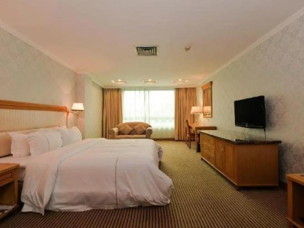 Bed in New Pearl River Hotel