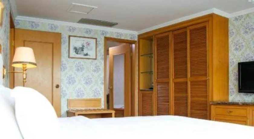 Bed in New Pearl River Hotel