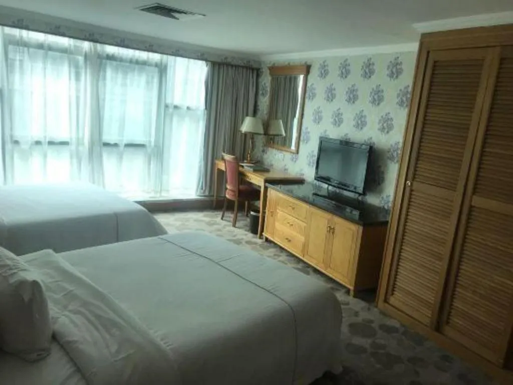 Bed in New Pearl River Hotel