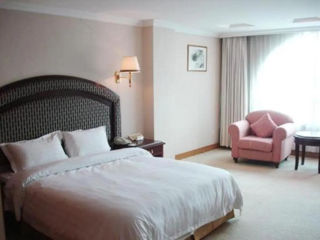 Bed in New Pearl River Hotel