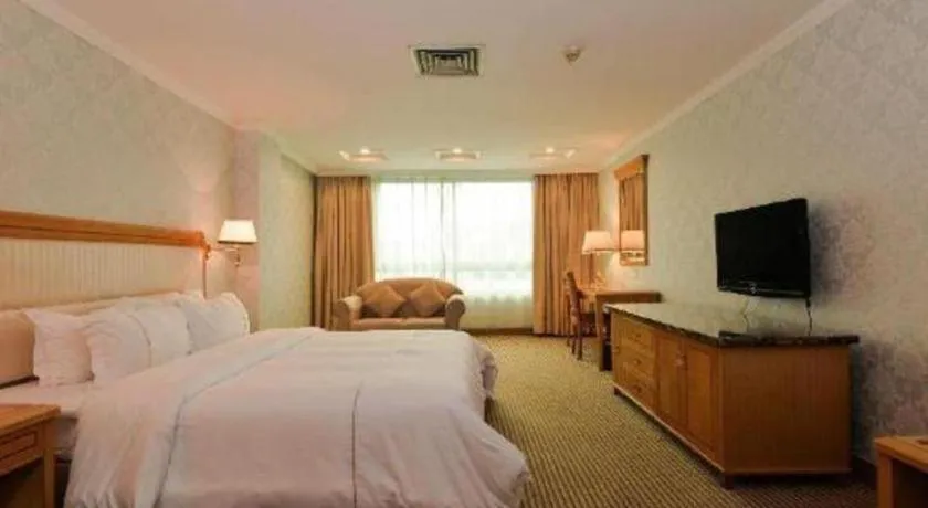 Bed in New Pearl River Hotel