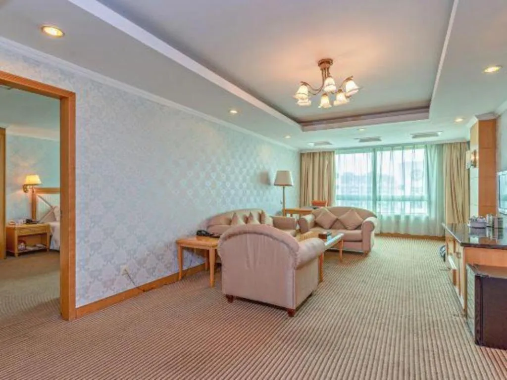 Bed in New Pearl River Hotel