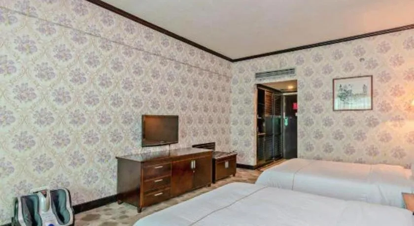 Bed in New Pearl River Hotel