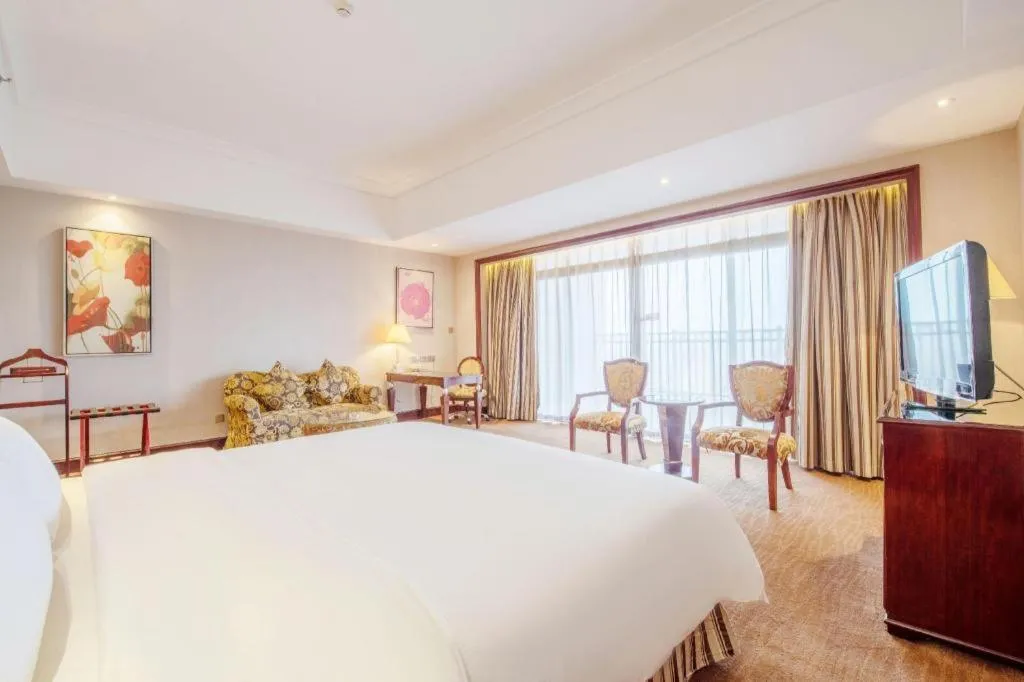 Bed in Babylon Hotel