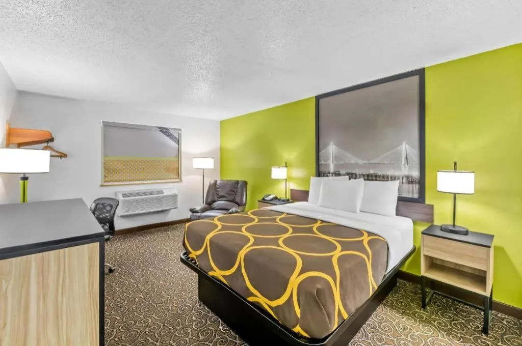 Bed in Super 8 By Wyndham Franklin