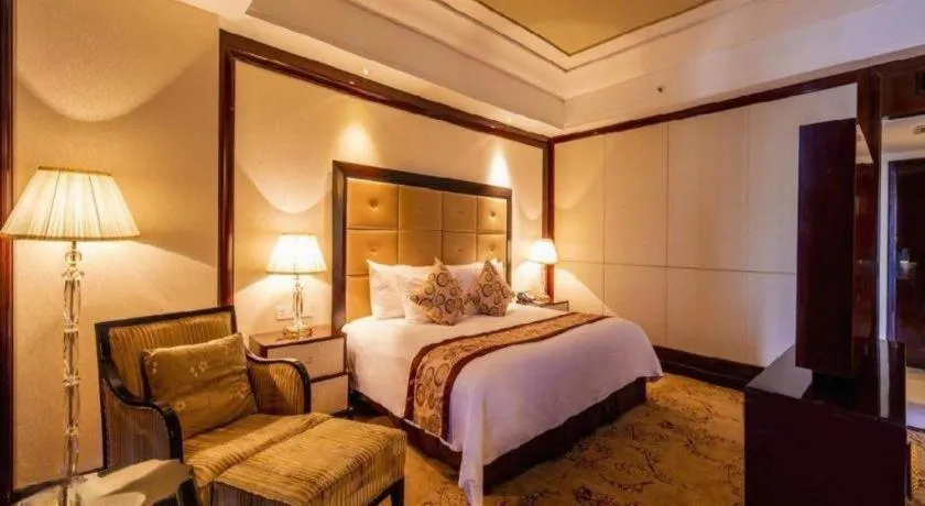 Bed in New Century Grand Hotel Xinxiang