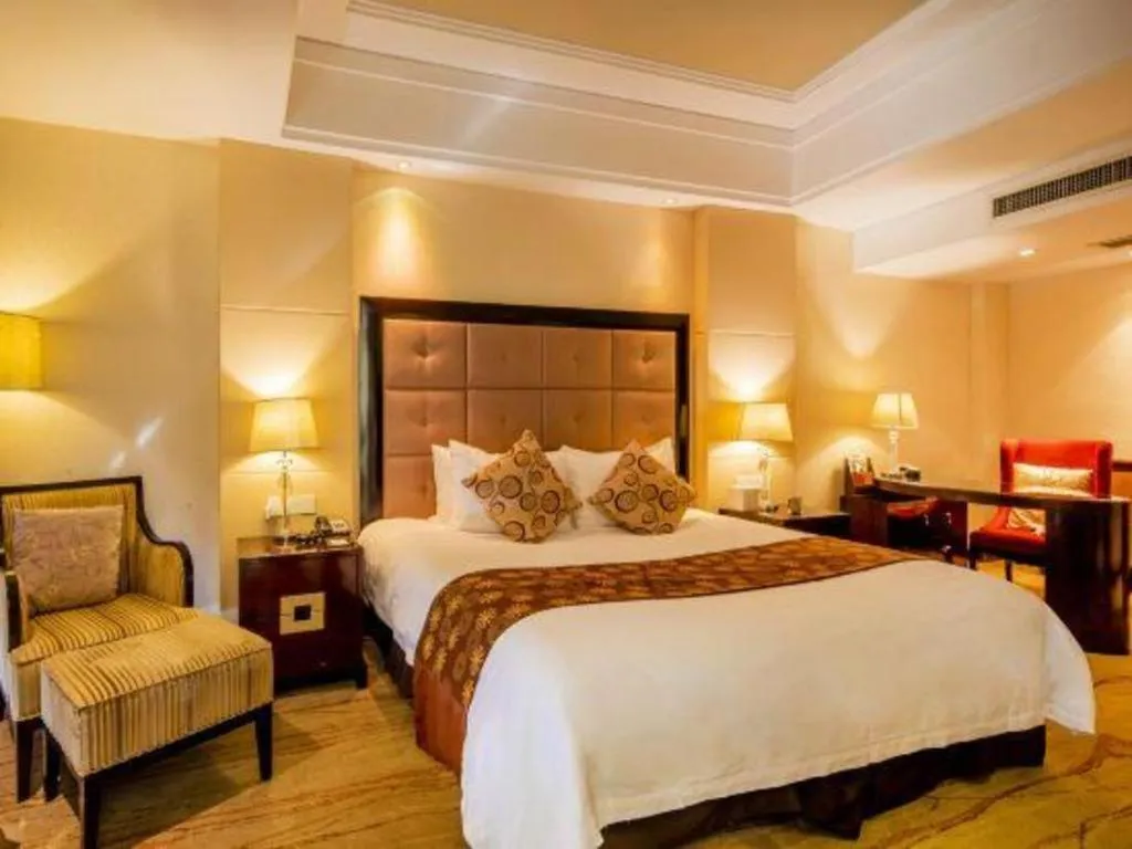 Bed in New Century Grand Hotel Xinxiang