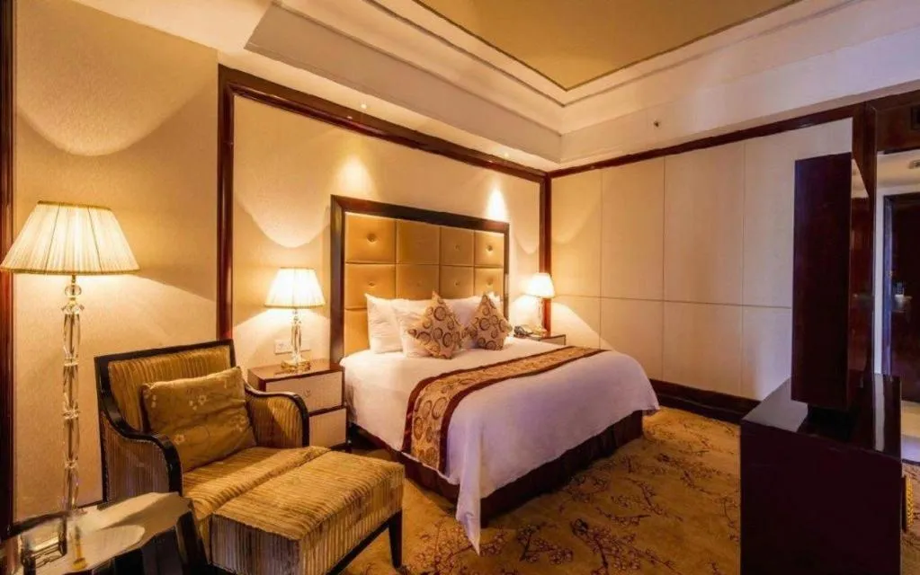 Bed in New Century Grand Hotel Xinxiang