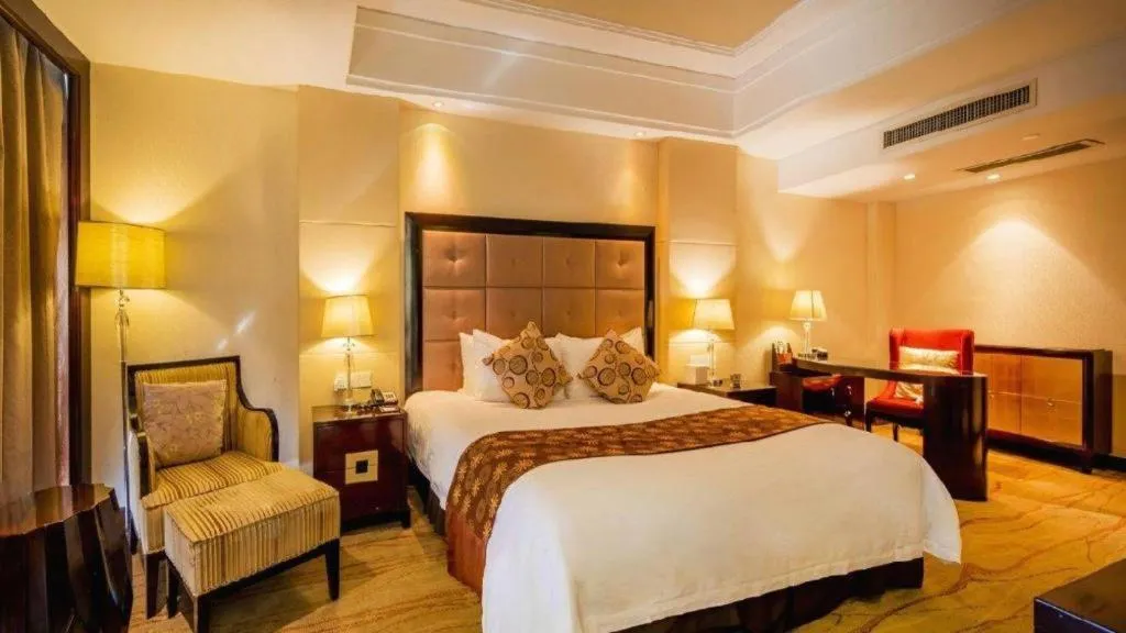 Bed in New Century Grand Hotel Xinxiang
