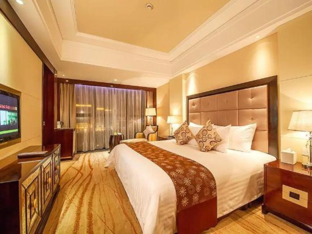 Bed in New Century Grand Hotel Xinxiang