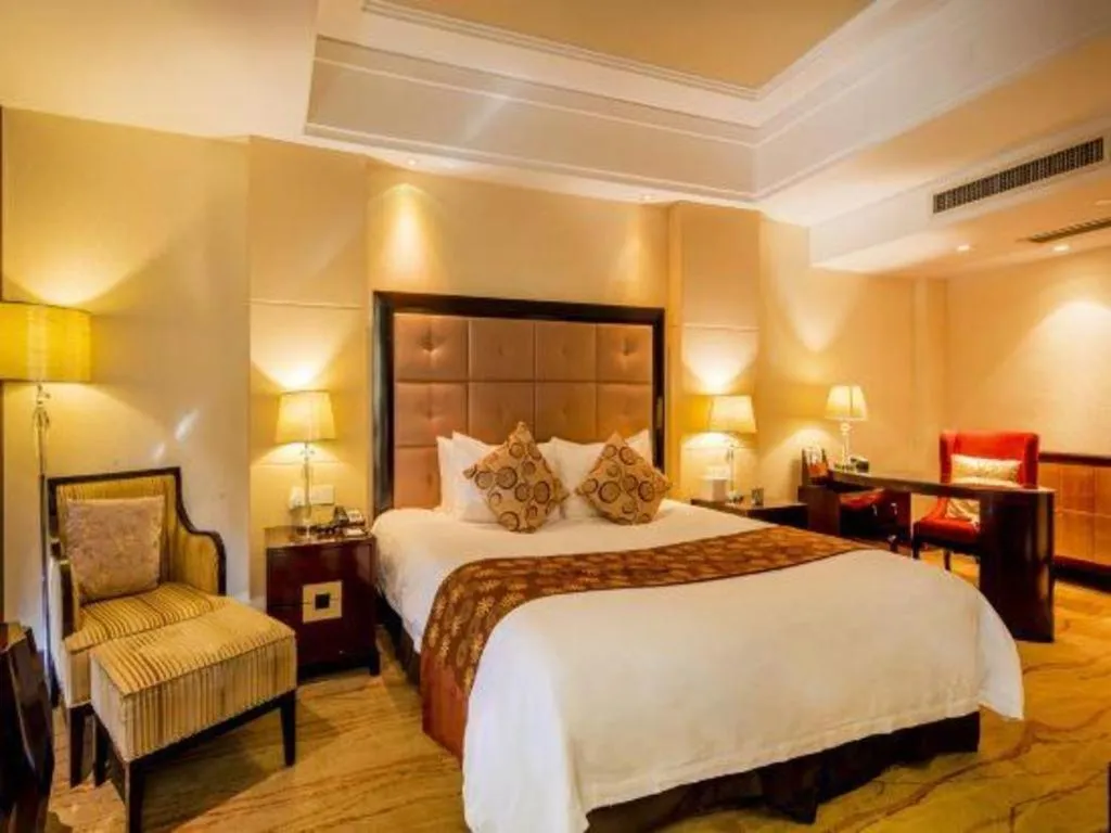 Bed in New Century Grand Hotel Xinxiang